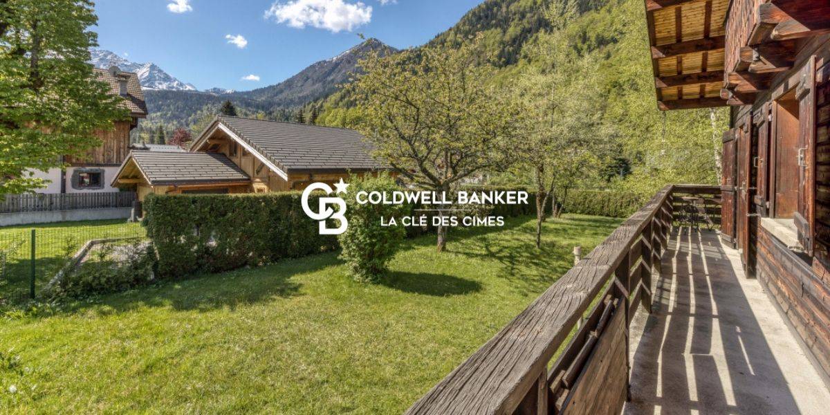 Balcon et grand jardin autour du chalet