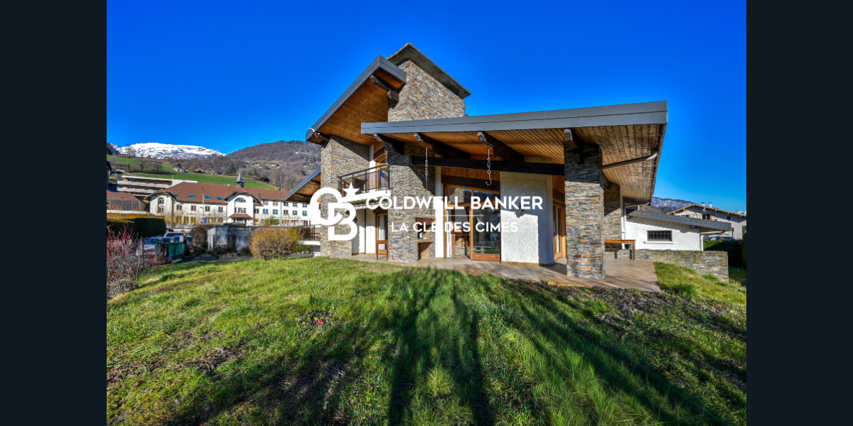 Maison d'architecte à vendre à Sallanches centre ville, de 311m² avec vue magnifique sur le massif du Mont Blanc