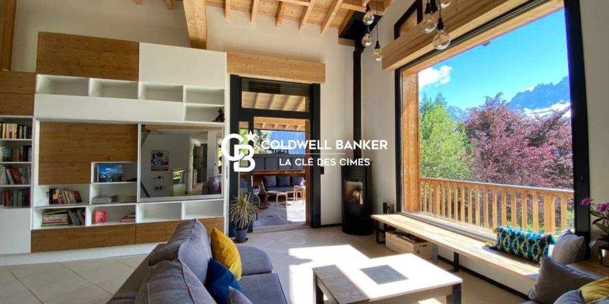 Ensemble immobilier à acheter sur les hauteurs des Houches offrant une vue et une luminosité exceptionnelle, composé de 2 chalets et un mazot