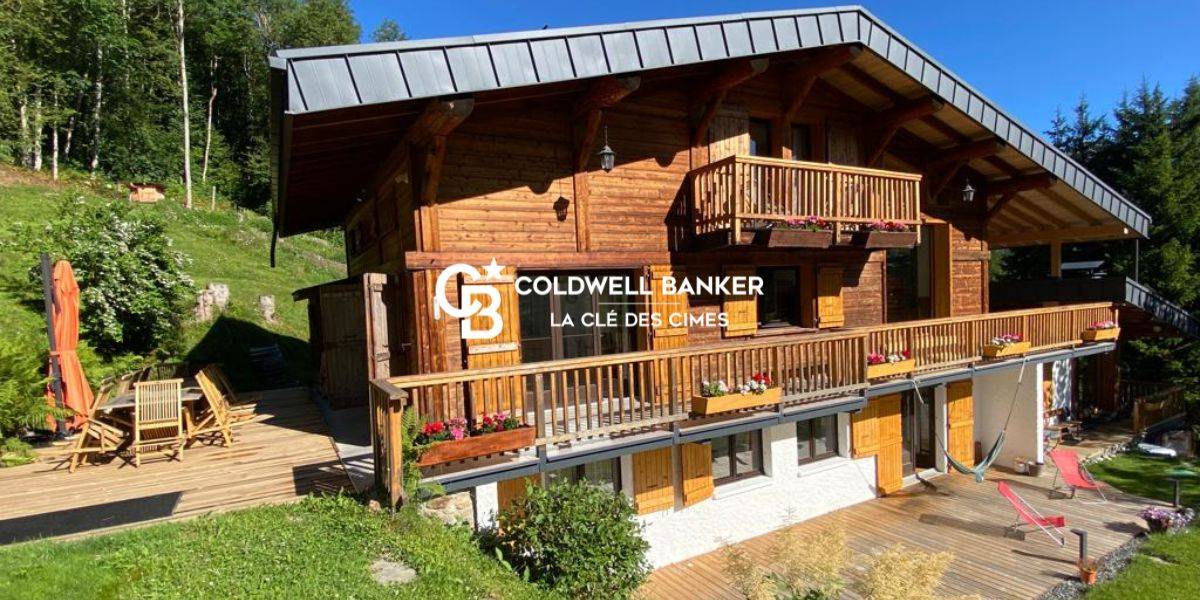 Ensemble immobilier à acheter sur les hauteurs des Houches offrant une vue et une luminosité exceptionnelle, composé de 2 chalets et un mazot