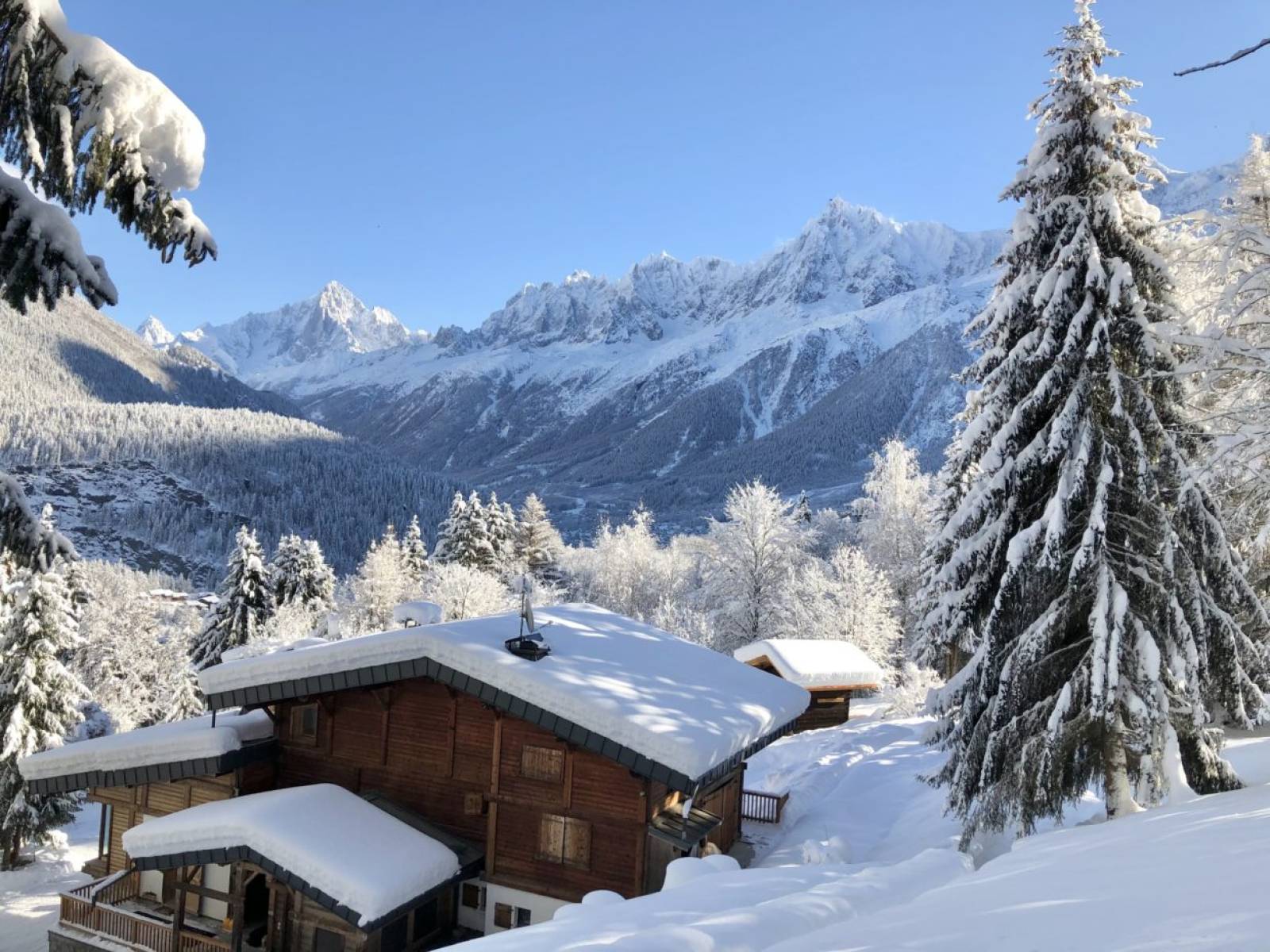 Ensemble immobilier composé de 2 chalets et mazot avec vue montagnes à vendre aux Houches - 74310