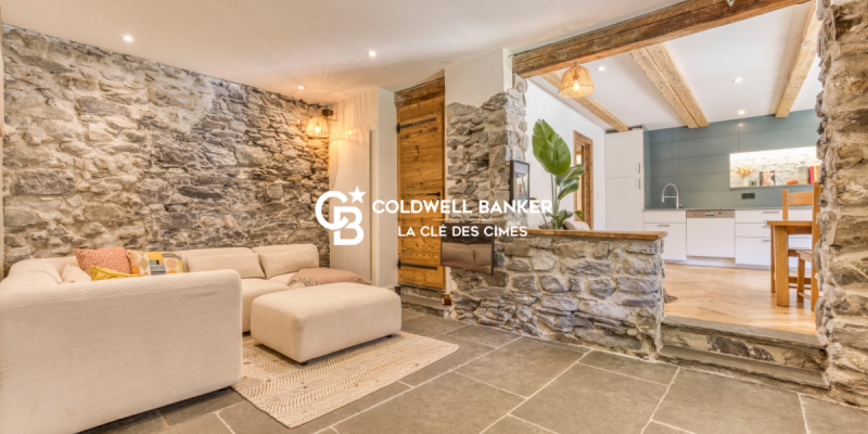 Ferme composée de plusieurs appartements et annexes à Servoz