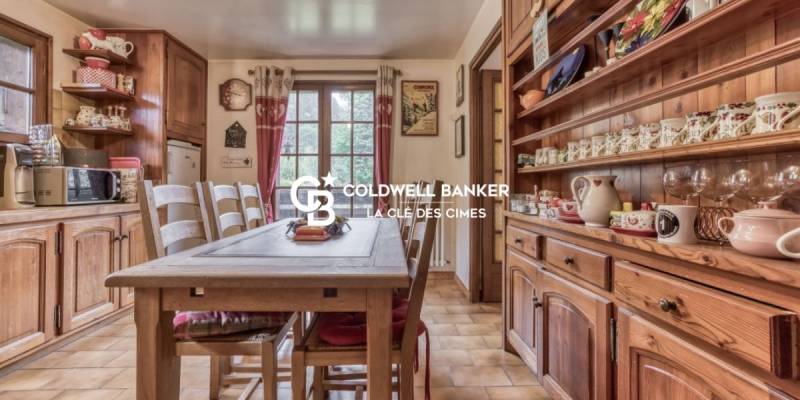 Chalet construit sur un grand terrain plat