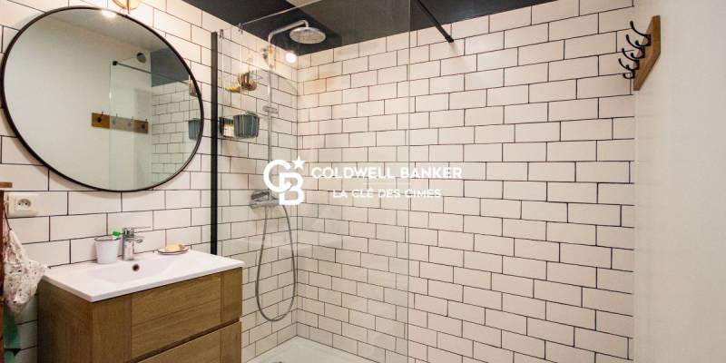 Appartement à vendre 3 pièces avec 2 chambres, en rez de jardin situé aux Houches 74310