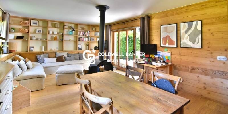 Pièce de vie avec poêle à bois