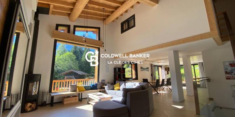 Belle pièce de vie lumineuse d'un chalet