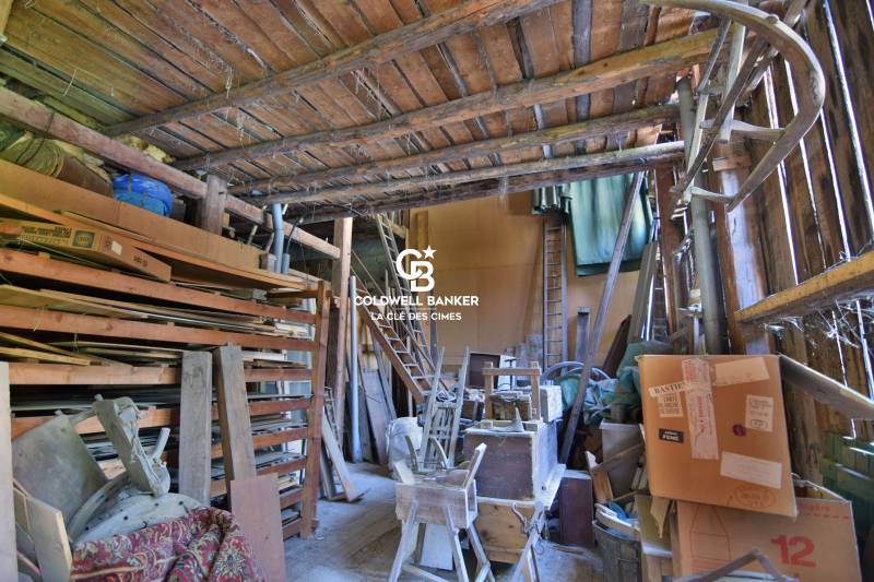 A vendre appartement de type grange à Servoz 74310 d'une grande surface à rénover, dans une petite copropriété