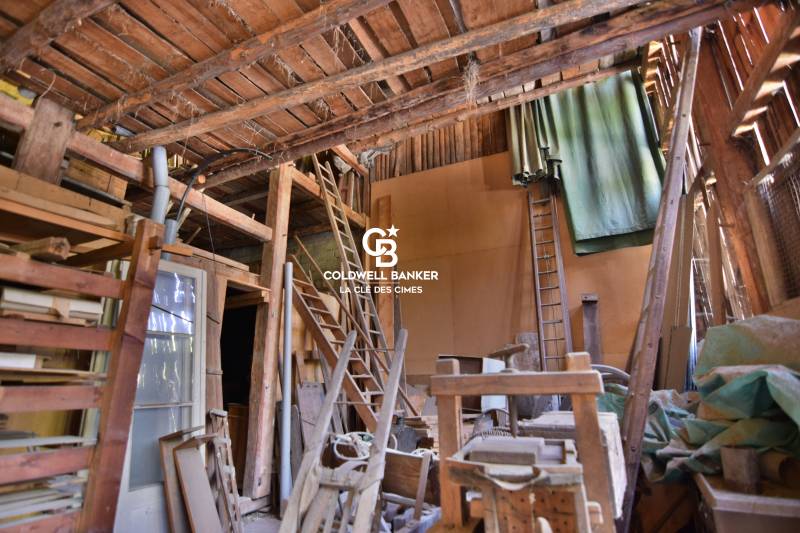 A vendre appartement de type grange à Servoz 74310 d'une grande surface à rénover, dans une petite copropriété